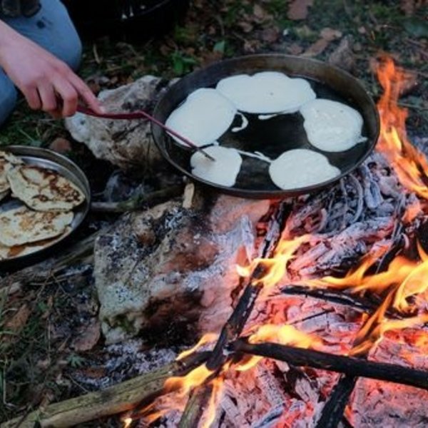 Pancakes über dem Feuer